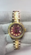 Video laden en afspelen in Gallery-weergave, Rolex dames 18K geelgouden diamanten horloge met roze wijzerplaat
