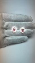 Video laden en afspelen in Gallery-weergave, Prong Set Robijn en diamanten 8.50 Ct oorknopjes 14K witgoud
