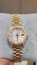 Video laden en afspelen in Gallery-weergave, Rolex Datejust Jaar 2003 Wit Parelmoer Diamant Wijzerplaat 26 mm Geel Goud Dameshorloge
