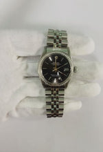 Video laden en afspelen in Gallery-weergave, Rolex Datejust 31 mm zwart stalen horloge met stokwijzerplaat

