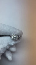 Video laden en afspelen in Gallery-weergave, Prachtige hart en ronde geslepen 2 ct diamanten halo ring wit goud 14k
