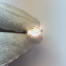 Video laden en afspelen in Gallery-weergave, 4,50 karaat ovale geslepen diamanten jubileumring met gespleten schacht
