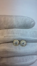 Video laden en afspelen in Gallery-weergave, 2 karaat ronde Halo Diamond Stud Earring Dames gouden sieraden
