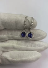 Video laden en afspelen in Gallery-weergave, 2,52 karaat blauwe ovaal geslepen saffier sieraden diamanten druppel oorbel goud
