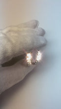 Video laden en afspelen in Gallery-weergave, Mooie Ronde Geslepen Echt Diamant Hoepel Oorbel Massief Wit Goud 14K 3 ct.

