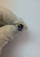 Video laden en afspelen in Gallery-weergave, 3 ct kussen Sri Lanka blauwe saffier en halo diamanten ring
