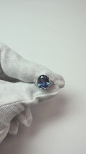 Video laden en afspelen in Gallery-weergave, Ovale Sri Lanka Kleur Saffier Trillion IGI GECERTIFICEERDE Diamanten Drie Stenen Ring 6.01 Karaat
