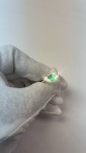 Video laden en afspelen in Gallery-weergave, 1.50 karaat groene smaragd ring gedraaide schacht wit goud 14k
