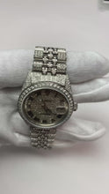 Video laden en afspelen in Gallery-weergave, Rolex Iced Out Diamant 12 Karaat 36mm Romeinse Wijzerplaat Roestvrij Staal Horloge
