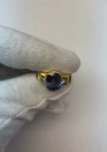 Video laden en afspelen in Gallery-weergave, 3.61 ct diamanten ring met drie stenen Sri Lanka blauwe saffier ring
