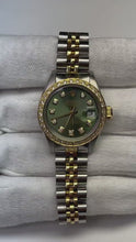 Video laden en afspelen in Gallery-weergave, Rolex Dames Datejust 26 mm Olijfgroene Diamanten Wijzerplaat Tweekleurig Horloge
