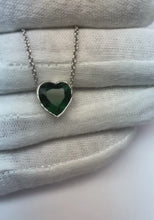 Video laden en afspelen in Gallery-weergave, 7 ct grote hartvorm groene smaragd hanger ketting
