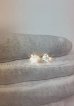 Video laden en afspelen in Gallery-weergave, Ronde briljant geslepen diamanten oorbellen van 3.00 karaat geel goud 14k
