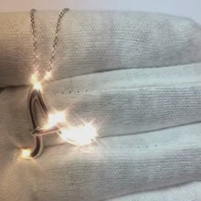 Video laden en afspelen in Gallery-weergave, Ronde diamant solitaire een eerste 1 karaat hanger witgouden sieraden
