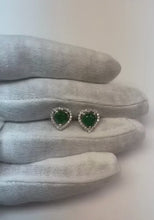 Video laden en afspelen in Gallery-weergave, 3,80 karaat hartgeslepen groene smaragd met ronde diamanten oorknopjes
