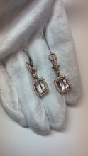 Video laden en afspelen in Gallery-weergave, 9 karaat Morganite bungel oorbellen met kleine diamanten rosé goud 18k
