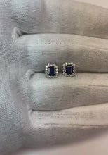 Video laden en afspelen in Gallery-weergave, Sri Lanka Sapphire Emerald Cut Halo Ronde Diamond Stud Earring WG 14K
