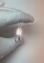 Video laden en afspelen in Gallery-weergave, 1,5 ct ronde briljante diamanten hoepeloorring 14 kt witgoud

