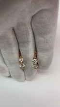 Video laden en afspelen in Gallery-weergave, Drie stenen vrouwen hoepel oorbellen 3 ct ronde geslepen diamanten wit goud 14k
