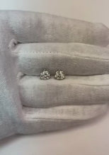 Video laden en afspelen in Gallery-weergave, Drie Prong Set Diamond Lady Studs oorbellen 2,0 karaat witgoud 14K
