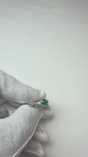 Video laden en afspelen in Gallery-weergave, 1.50 karaat groene smaragd ring gedraaide schacht wit goud 14k
