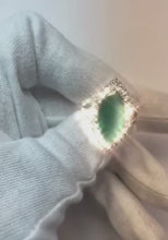 Video laden en afspelen in Gallery-weergave, Markiezin geslepen groene smaragd en ronde diamanten 6,50 karaats jubileumring
