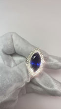 Video laden en afspelen in Gallery-weergave, 21.25 Karaat Solitaire Met Accent Tanzaniet Met Natuurlijke uit de aarde gewonnen Diamanten Ring Goud 14K
