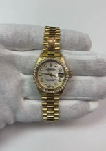 Video laden en afspelen in Gallery-weergave, witte dweil diamanten wijzerplaat rand goud Rolex
