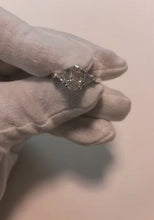 Video laden en afspelen in Gallery-weergave, Ovaal geslepen 3 karaat Diamanten ring met drie stenen sieraden wit goud 18K
