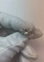 Video laden en afspelen in Gallery-weergave, Princess And Trilliant Cut 1,61 Carat Three Stone Diamond Ring Nieuw
