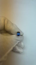 Video laden en afspelen in Gallery-weergave, Solitaire Ring met Accenten Stralende Ceylon Saffier &amp; Diamant 4 Karaat
