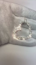 Video laden en afspelen in Gallery-weergave, Hartvormige hanger ketting 5.20 ct ronde geslepen diamanten wit goud

