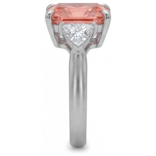 Afbeelding in Gallery-weergave laden, Perzikkleurige saffier 3,4 karaat echte radiant padparadscha en witte trilliant driesteens kathedraalring in 14-karaats goud
