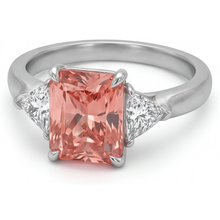 Afbeelding in Gallery-weergave laden, Perzikkleurige saffier 3,4 karaat echte radiant padparadscha en witte trilliant driesteens kathedraalring in 14-karaats goud
