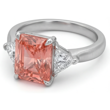 Afbeelding in Gallery-weergave laden, Driesteens ring met echte padparadschasaffier van 2,9 karaat, radiant- en witte trilliantgeslepen, 14-karaats goud
