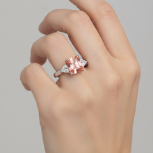 Afbeelding in Gallery-weergave laden, Driesteens ring met echte padparadschasaffier van 2,9 karaat, radiant- en witte trilliantgeslepen, 14-karaats goud
