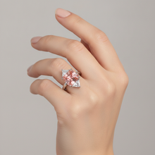 Afbeelding in Gallery-weergave laden, Perzikkleurige saffier verlovingsring 2,9 karaat echte radiantgeslepen padparadscha en witte trilliantgeslepen driesteens glad 14k goud
