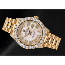 Afbeelding in Gallery-weergave laden, Rolex Day-Date 36mm 1803 Geelgoud Horloge met Wit Parelmoeren Diamanten Wijzerplaat en Romeinse Cijfers
