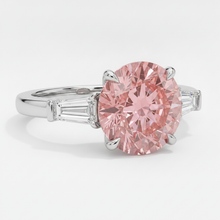 Afbeelding in Gallery-weergave laden, Drie-steens platina ring met echte ronde padparadschasaffier van 3,1 karaat en witte baguettes
