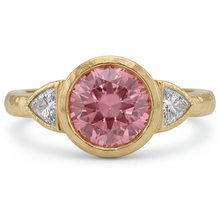 Afbeelding in Gallery-weergave laden, Padparadscha Ring 2,6 Karaat Natuurlijke Ronde Saffier en Witte Triljant Lunette Driesteens 14K Geelgoud
