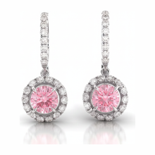 Afbeelding in Gallery-weergave laden, Roze diamanten oorbellen 1,5 karaat labgekweekt ronde halo klapsluiting 14k witgoud
