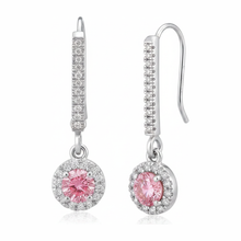 Afbeelding in Gallery-weergave laden, Roze diamanten oorbellen 1,5 karaat labgekweekt ronde halo pavé klapsluiting 14k witgoud
