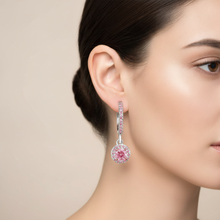 Afbeelding in Gallery-weergave laden, Labgekweekte roze diamant halo oorbellen 1,5 karaat rond pavé klapsluiting 14k witgoud
