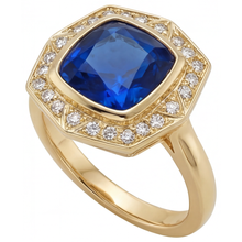 Afbeelding in Gallery-weergave laden, Cushion Royal Blue Saffier ring in 14K Geelgoud – zijaanzicht
