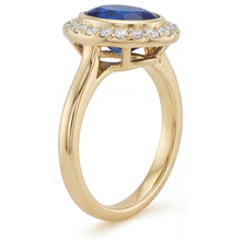 Afbeelding in Gallery-weergave laden, Royal Blue Saffier Ovaal Geslepen Gekleurde Steen Ring in 14 Karaat Geelgoud – hoekaanzicht
