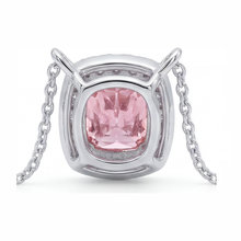 Afbeelding in Gallery-weergave laden, Roze diamanten collier met 3,75 karaat labgekweekte kussengeslepen halo-hanger in 14k witgoud

