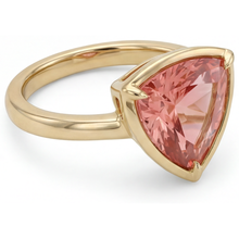 Afbeelding in Gallery-weergave laden, Natuurlijke Padparadscha Saffier Ring 2,5 Karaat Trilliant Solitair 14K Geelgoud
