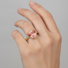 Afbeelding in Gallery-weergave laden, Natuurlijke Padparadscha Saffier Ring 2,5 Karaat Trilliant Solitair 14K Geelgoud
