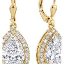 Afbeelding in Gallery-weergave laden, Witte diamanten oorhangers 3,5 karaat labgekweekt peervormige halo klapsluiting 14K geelgoud
