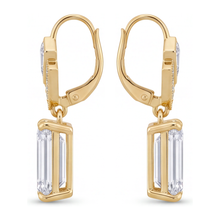 Afbeelding in Gallery-weergave laden, Witte diamanten oorhangers 4 karaat labgekweekt smaragdslijpsel art deco 14K geelgoud
